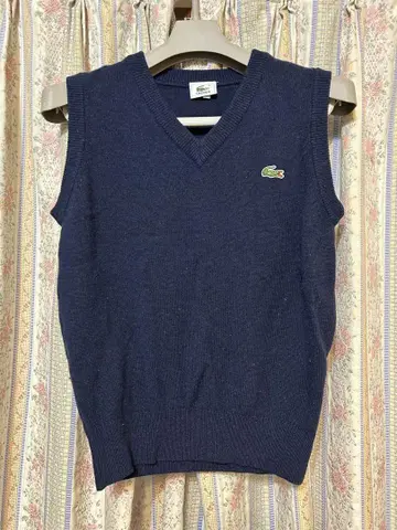 Lacoste 네이비 V넥 슬리브리스 니트