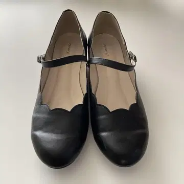 블랙 스트랩 펌프스