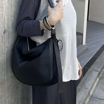 [새상품, 택 포함] 이아 파피요네 스와로 바닥 숄더백 블랙