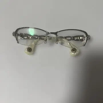 장식적인 실버 프레임 안경