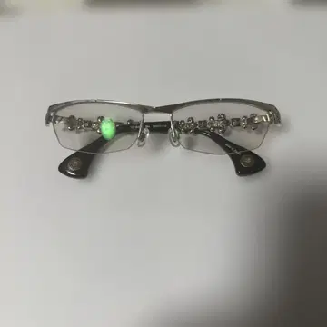 장식이 달린 실버 프레임 안경