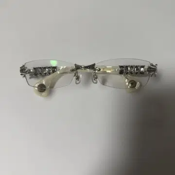 장식적인 디자인의 실버 프레임 안경
