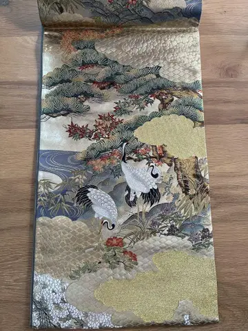 전통 예복 기모노의 골드 컬러 학 오비