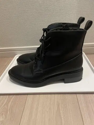 블랙 레이스업 부츠 로리즈팜