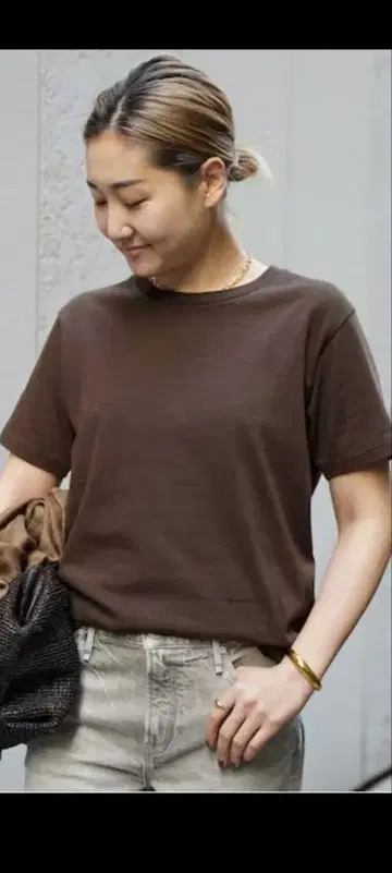 EVERYDAY I LIKE. 브라운 T셔츠