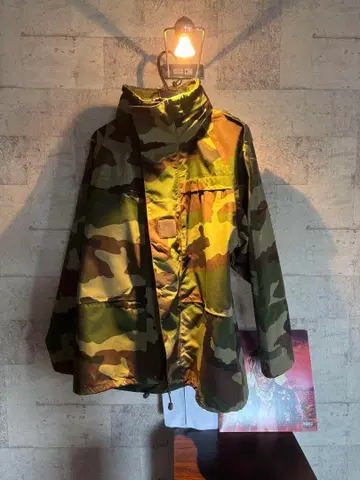 고어텍스 사용 밀리터리 자켓 후드 부착