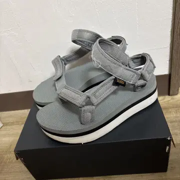 Teva 그레이 스포츠 샌들 통굽
