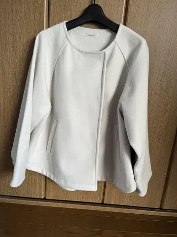 화이트 노카라 코트