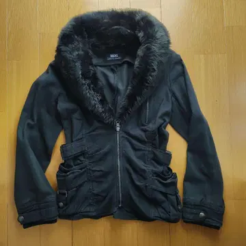 BACKS 퍼 달린 블랙 자켓