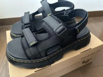Dr. Martens 블랙 샌들