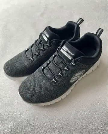 SKECHERS Lite Weight 블랙 스니커즈
