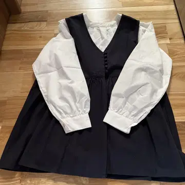 [ 새상품급 ] SM2 네이비 컬러 베스트와 화이트 블라우스 세트