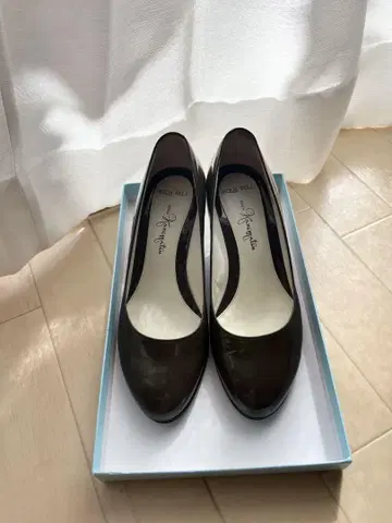 긴자 카네마츠 에나멜 펌프스