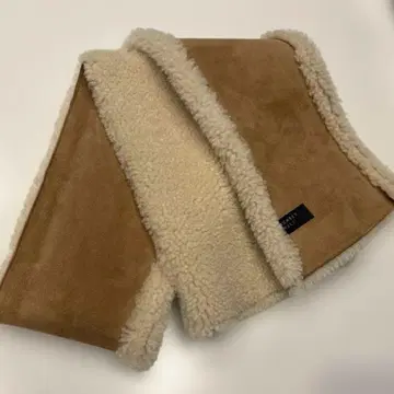 마가렛 파우엘 넥워머 무스탕
