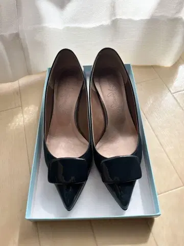 긴자 카네마츠 에나멜 펌프스