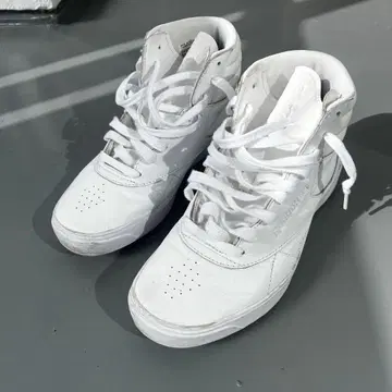 Reebok 하이컷 스니커즈 23.5cm