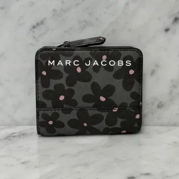 새상품 미사용 MARC JACOBS 마크제이콥스 이단 접이식 지갑 블랙