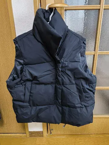블랙 다운 베스트 카라 부착