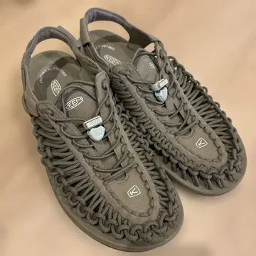 KEEN 베이지 스포츠 샌들