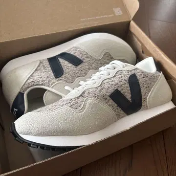 VEJA 베이지/블랙 러닝화