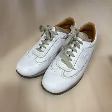 화이트 가죽 캐주얼 스니커즈
