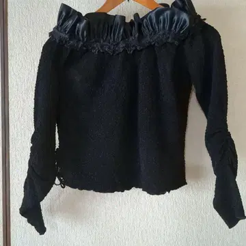 블랙 프릴이 달린 상의와 스커트 세트