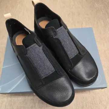 Clarks 블랙 가죽 슬립온 스니커즈