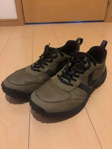 KEEN 올리브 가죽 스니커즈