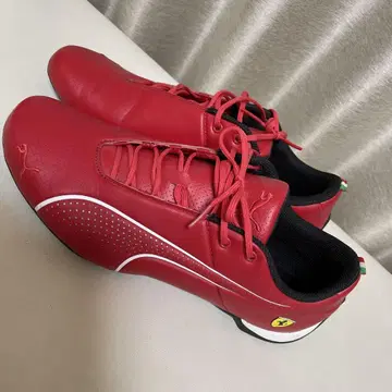 Puma Ferrari 레드 스니커즈