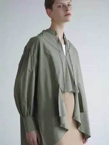 클라네 정가 2.4만 FLARE HEM DRESS SHIRT