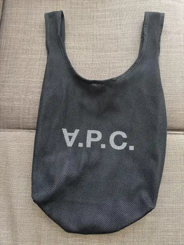 A.P.C. 메쉬 토트백 블랙