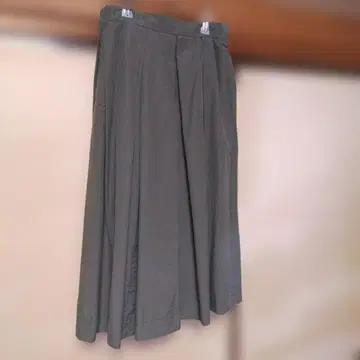 올리브 그린 플레어 롱 스커트