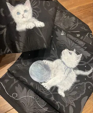 눈벌레와 화이트 새끼 고양이 털실 공