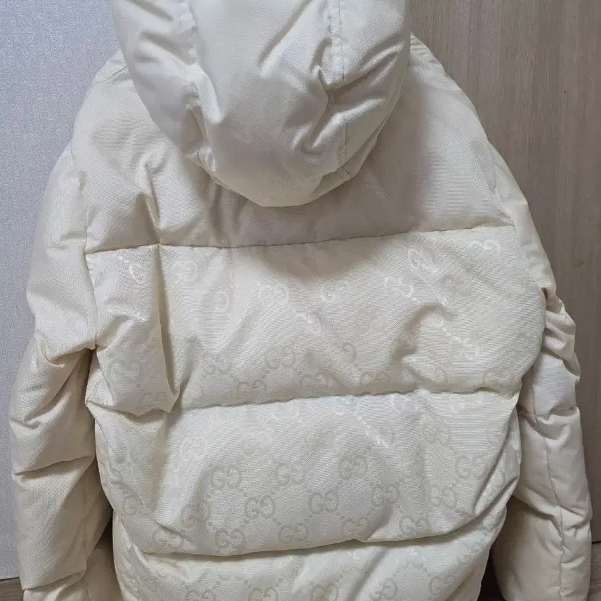 구찌 GG 로고 패딩 아이보리 급처 사진 2