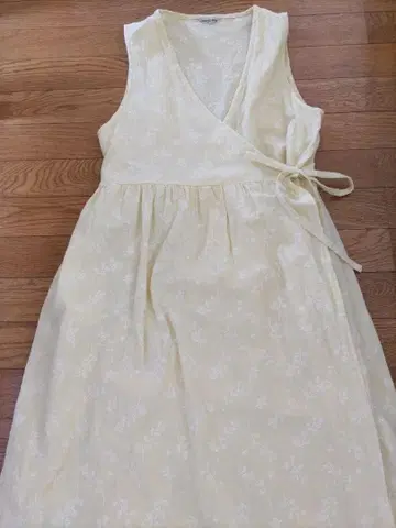 연한 옐로우 컬러 슬리브리스 원피스