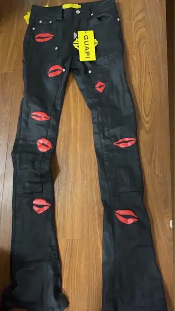 GUAPI 블랙 플레어 팬츠 립스틱 자수