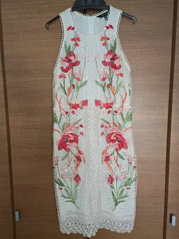 KAREN MILLEN 꽃무늬 자수 슬리브리스 원피스 아이보리