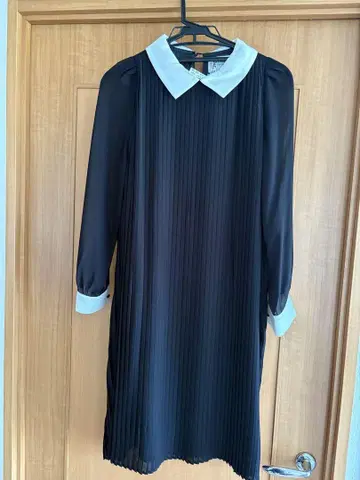 블랙 플리츠 원피스 화이트 옷깃