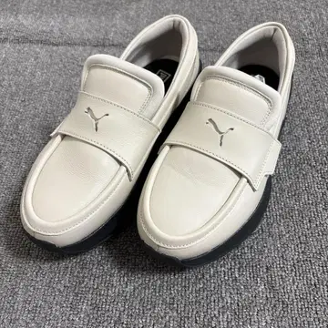 PUMA 크림색 슬립온 로퍼