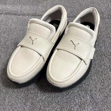 PUMA 크림색 슬립온 로퍼