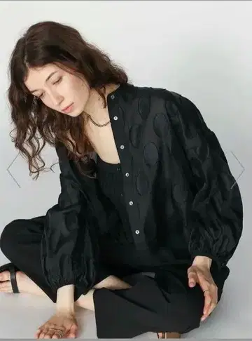 블랙 벌룬 슬리브 셔츠