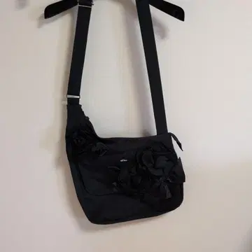 블랙 꽃 장식 숄더백