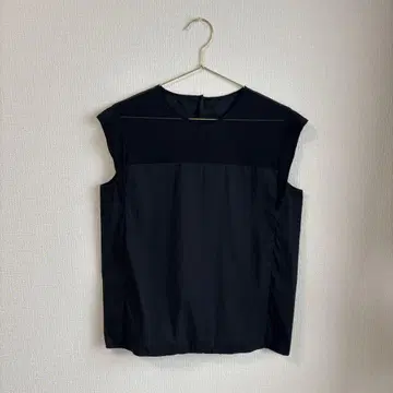 투모로우랜드 블랙 슬리브리스 셔츠