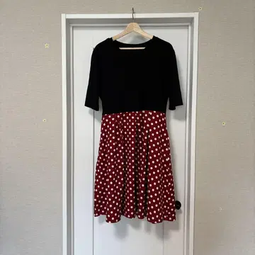 XXL과 XL 세트 반팔 블랙 상의, 빨간색 도트 스커트