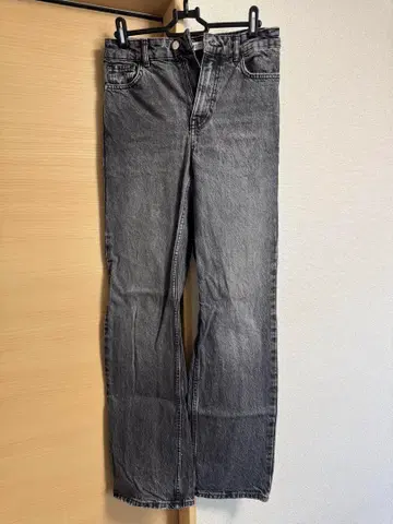 ZARA 그레이 스트레이트 데님 버튼 포함