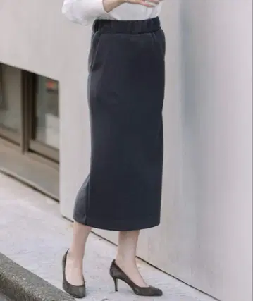 뮤닉 더블 페이스 부클레 타이트 스커트 다크 그레이