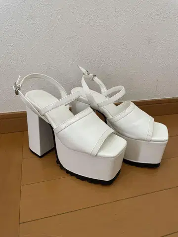 무루아 통굽 샌들 화이트