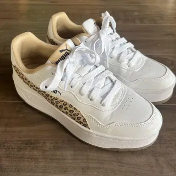 PUMA 화이트 레오파드 무늬 스니커즈