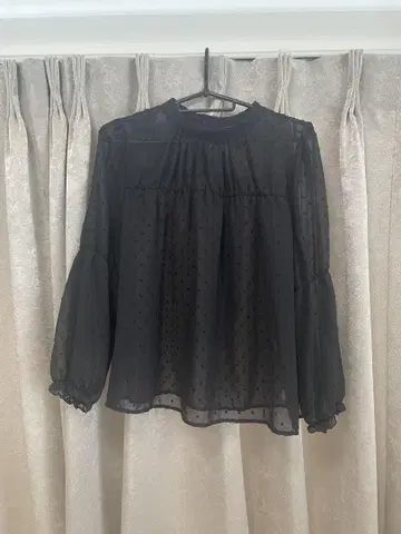 블랙 쉬폰 도트 무늬 벌룬 소매 블라우스