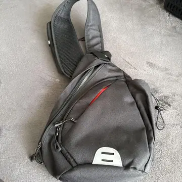 그레이 삼각형 숄더백